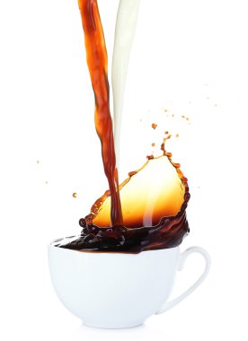 Kahve üzerine beyaz izole sıçrama ile