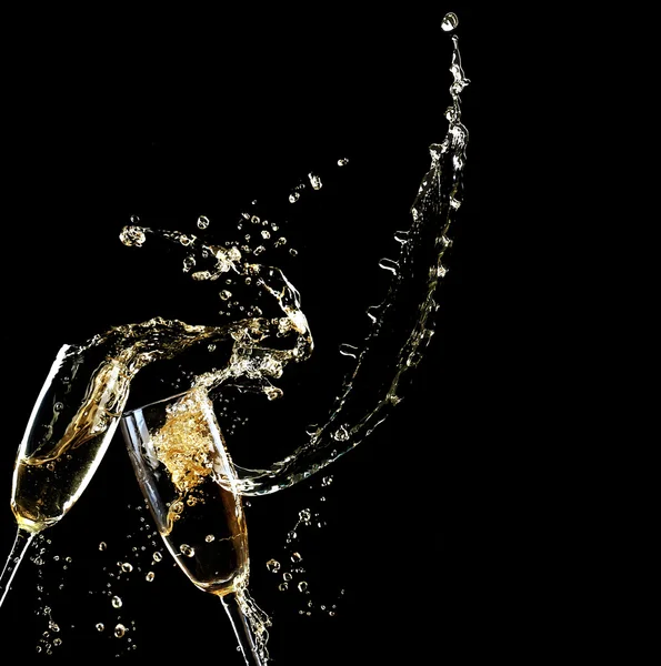 Copas de champán con salpicadura, sobre fondo negro — Foto de Stock