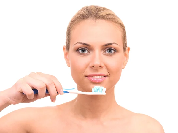 Jovem atraente com uma escova de dentes no fundo branco close-up — Fotografia de Stock