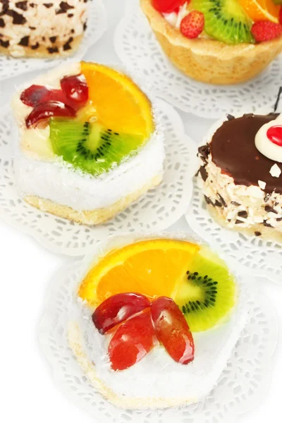 Gâteaux sucrés aux fruits et au chocolat isolés sur blanc — Photo