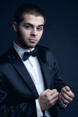 Yakışıklı genç adam.