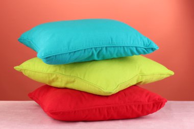 kırmızı zemin üzerine yastıklar