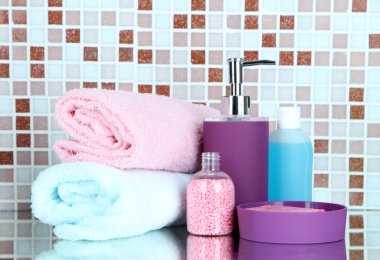 kozmetik ve mozaik karo zemin üzerine banyo aksesuarları