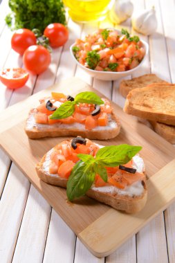 Kesme tahtasında domatesli lezzetli bruschetta.