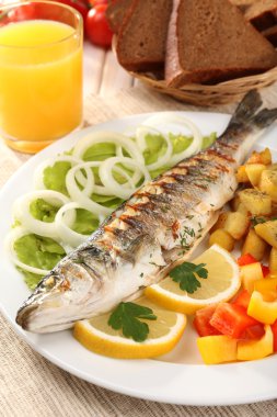 Nefis ızgara balık plaka üzerinde tablo yakın çekim