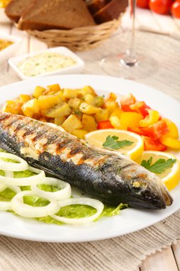 Nefis ızgara balık plaka üzerinde tablo yakın çekim