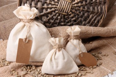 çul zemin üzerine ahşap masa üstünde kahve çekirdekleri ile çuval