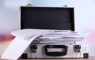 bavul dolusu kağıt üzerinde açık renkli ahşap tablo