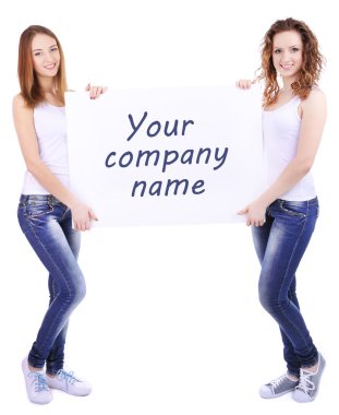 güzel genç kadın boş poster üzerinde beyaz izole holding