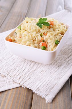 lezzetli anlık erişte makarna kase üzerinde tablo yakın çekim