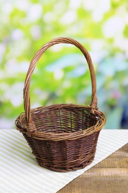 Boş sepet parlak zemin üzerine ahşap tablo