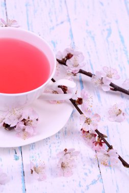 çiçekli dallar üzerinde ahşap masa yakın çekim güzel kokulu çay