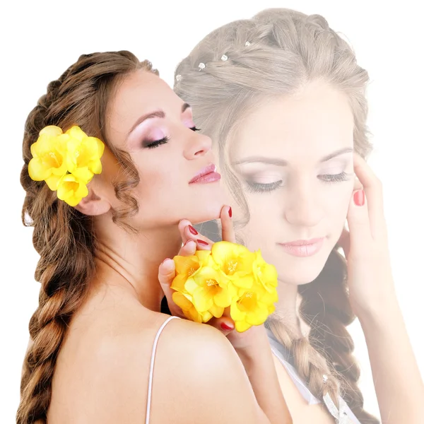 Νεαρή γυναίκα με πανέμορφο hairstyle και λουλούδια, κοντινό πλάνο — Φωτογραφία Αρχείου