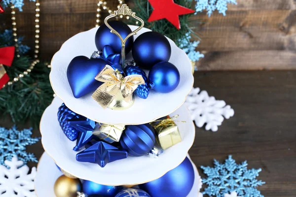 Decorações de Natal no carrinho de sobremesa, na cor de fundo de madeira — Fotografia de Stock
