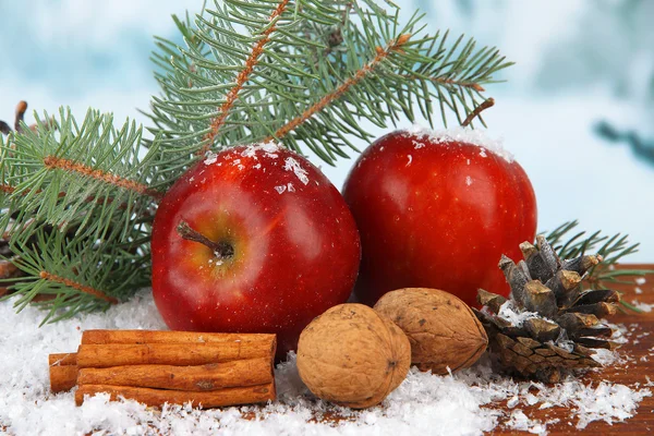 Composição de Natal com maçãs vermelhas de inverno em fundo brilhante — Fotografia de Stock