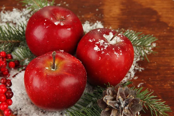 Composizione natalizia con mele rosse invernali su sfondo di legno — Foto Stock