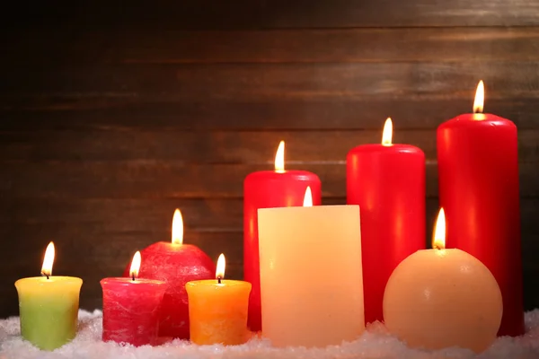 Queimando velas no fundo de madeira — Fotografia de Stock