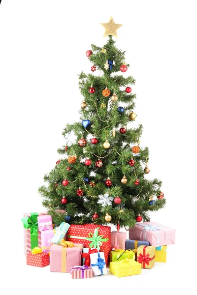 Gedecoreerde kerstboom met geschenken geïsoleerd op wit — Stockfoto