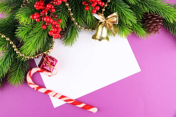 Biglietto di Natale su sfondo viola — Foto Stock