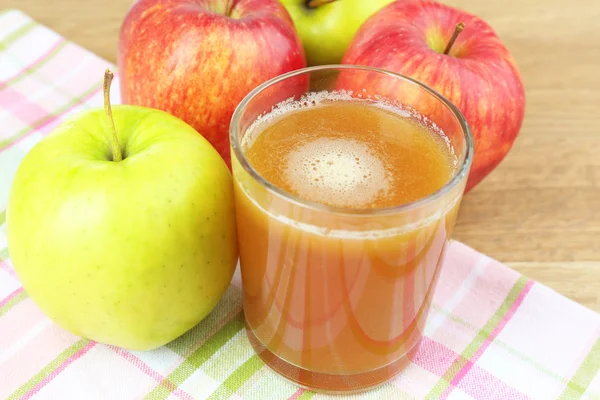 Jugo fresco saludable de manzanas de cerca —  Fotos de Stock