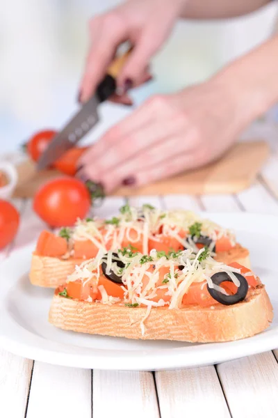 Tablo yakın çekim tabakta domates ile lezzetli bruschetta — Stok fotoğraf
