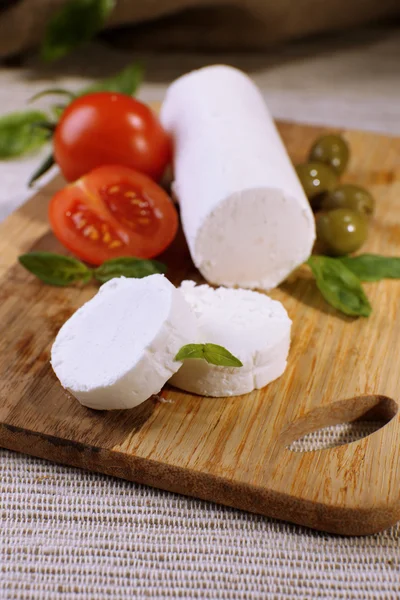 Brânză gustoasă bushe cu roșii, măsline și busuioc, pe placa de tăiere — Fotografie, imagine de stoc