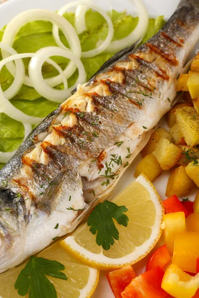 Delicious grilled fish on plate on table close-up — Stock Photo, Image