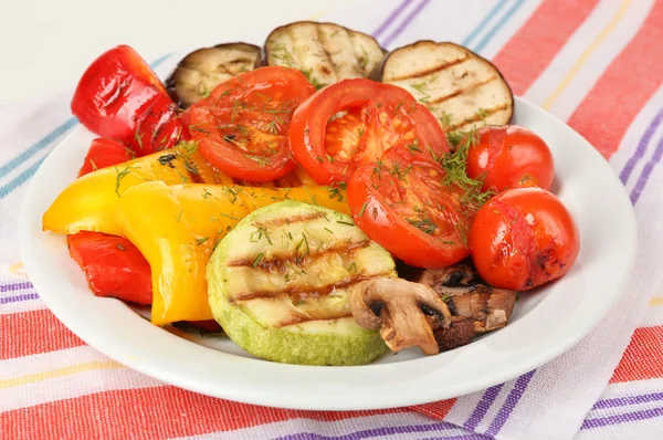 plaka üzerinde tablo yakın çekim lezzetli ızgara sebze