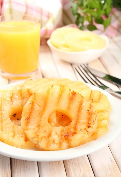 Sappige Gegrilde ananas op plaat op tabel close-up — Stockfoto