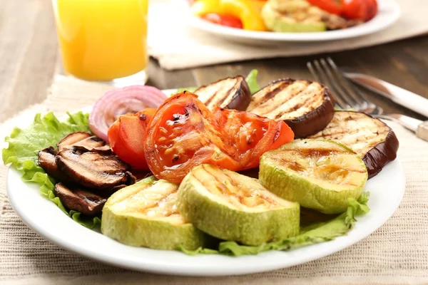 Delicious grilled vegetables on plate on table close-up — Stock Photo, Image