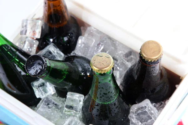 Cajón de hielo lleno de bebidas en botellas, aislado en blanco —  Fotos de Stock