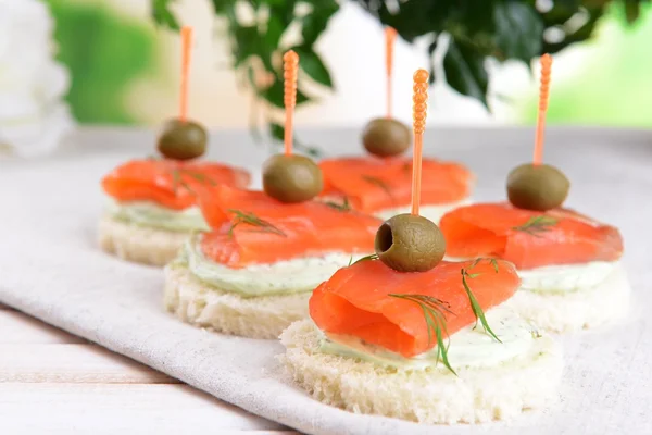 Deliciosos canapés na mesa close-up — Fotografia de Stock