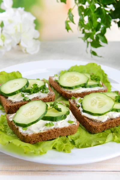 Délicieuses canapés sur table close-up — Photo