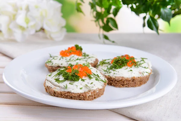 Deliziose tartine sul tavolo primo piano — Foto Stock