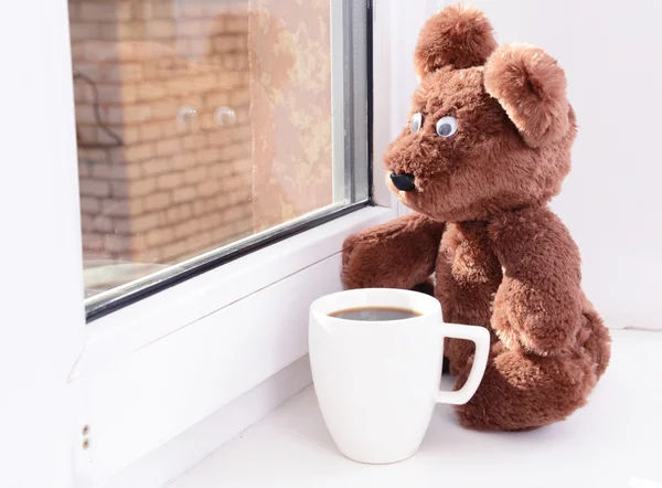 Spielzeugbär schaut aus dem Fenster in Nahaufnahme — Stockfoto