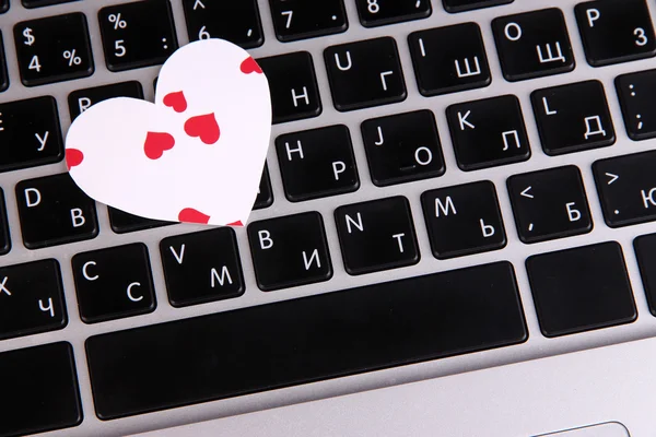 Corazón brillante en el teclado de la computadora de cerca — Foto de Stock