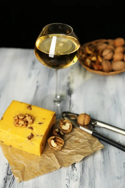 Смачні італійські сири та скла винограду на дерев'яні таблиці — стокове фото
