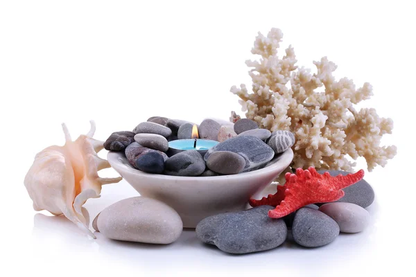 Komposition mit Wellness-Steinen, Kerze, Korallen und Seesternen, isoliert auf weiß — Stockfoto