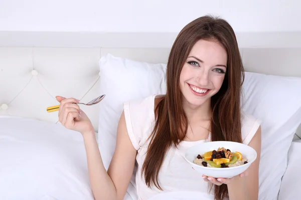 Giovane bella donna a letto con colazione leggera — Foto Stock