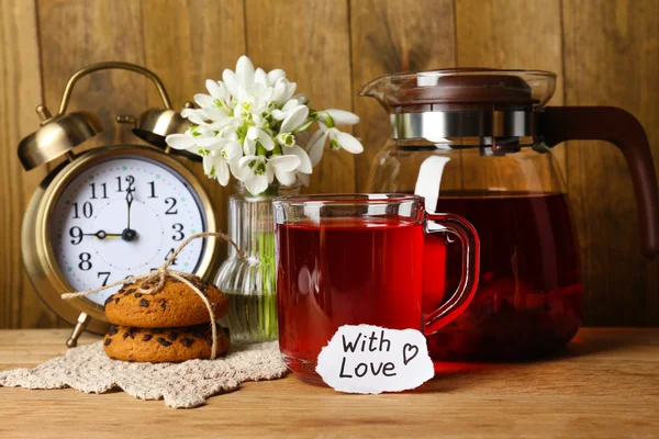 Smaczne herbaty ziołowe i ciasteczka na drewnianym stole — Zdjęcie stockowe