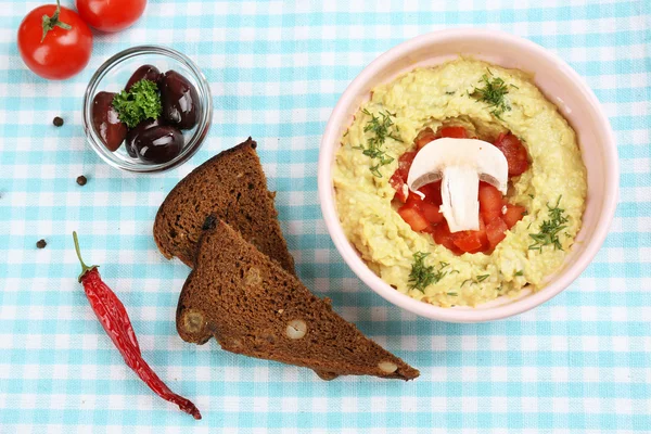 Schüssel mit leckerem frischem Humus, aus nächster Nähe — Stockfoto