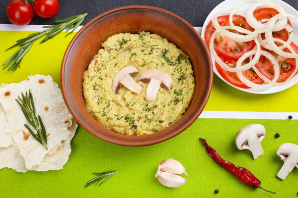 Skål av läcker färsk hummus, närbild — Stockfoto