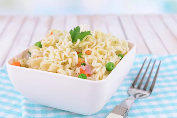 Νόστιμο στιγμιαία noodles με λαχανικά σε μπολ σε κοντινό πλάνο του πίνακα — Φωτογραφία Αρχείου