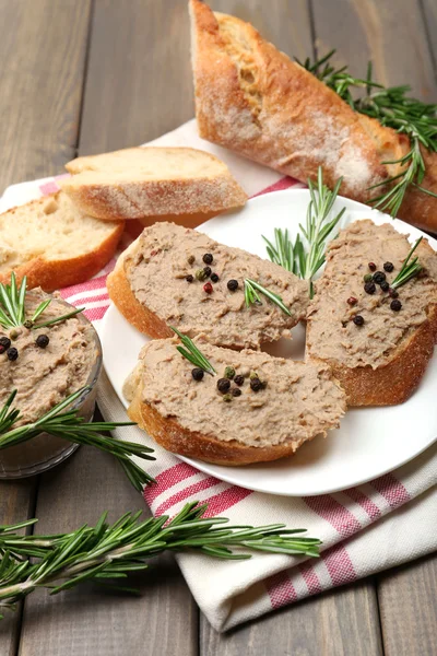 Pâté frais avec pain sur table en bois — Photo