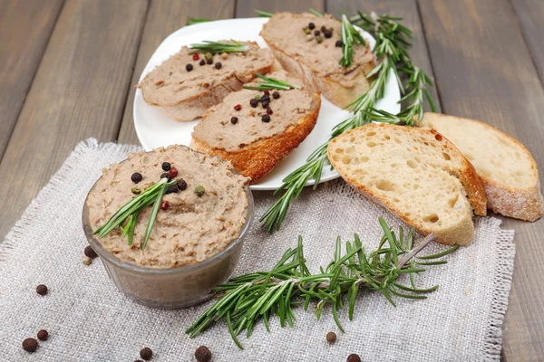 Pate fresco com pão na mesa de madeira — Fotografia de Stock