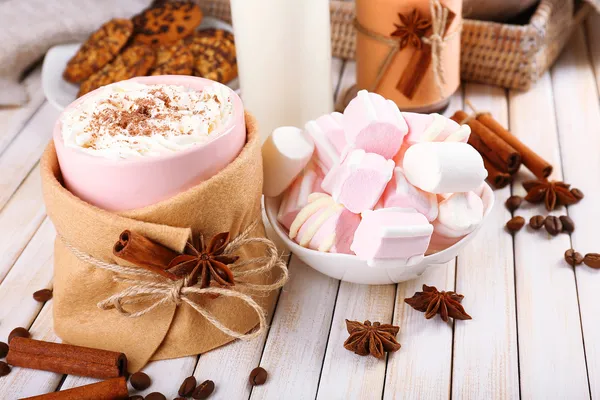 Becher mit Heißgetränk in Filz auf Holztisch dekoriert — Stockfoto