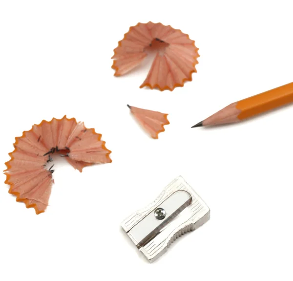 Bleistift und Bleistiftspäne, isoliert auf weiß — Stockfoto