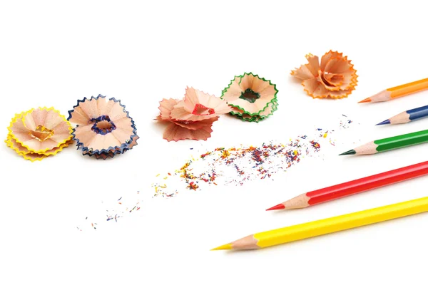 Renkli kalemler ve üzerinde beyaz izole kalem talaş — Stok fotoğraf