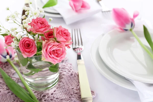 Ajuste de mesa con flores de primavera de cerca — Foto de Stock