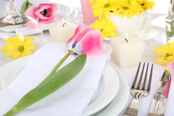 De instelling van de tabel met Lentebloemen close-up — Stockfoto